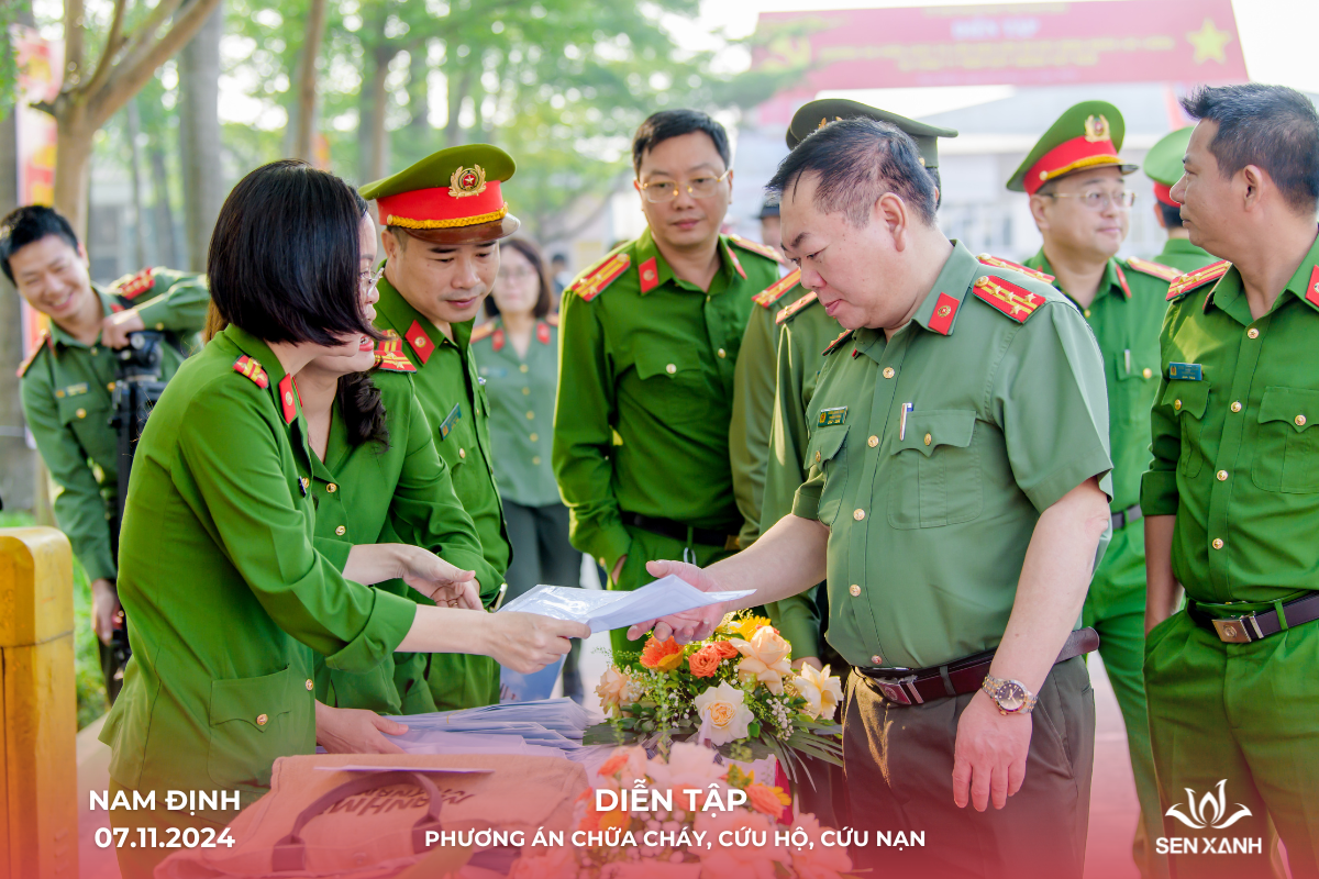 Đ&oacute;n tiếp đại biểu tham dự chương tr&igrave;nh
