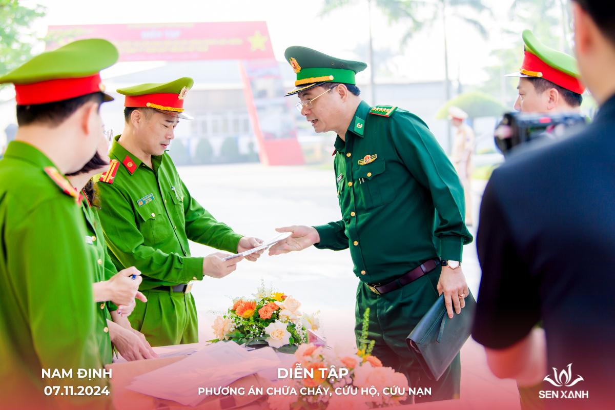 Ban chỉ đạo diễn tập trao đổi tổng kết quy tr&igrave;nh diễn tập