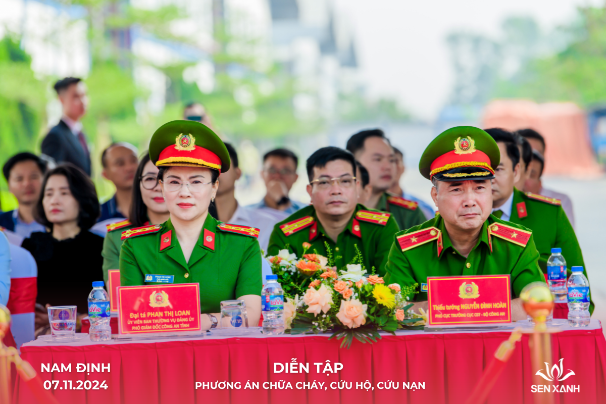 Kh&aacute;ch mời tham dự l&agrave; c&aacute;c l&atilde;nh đạo