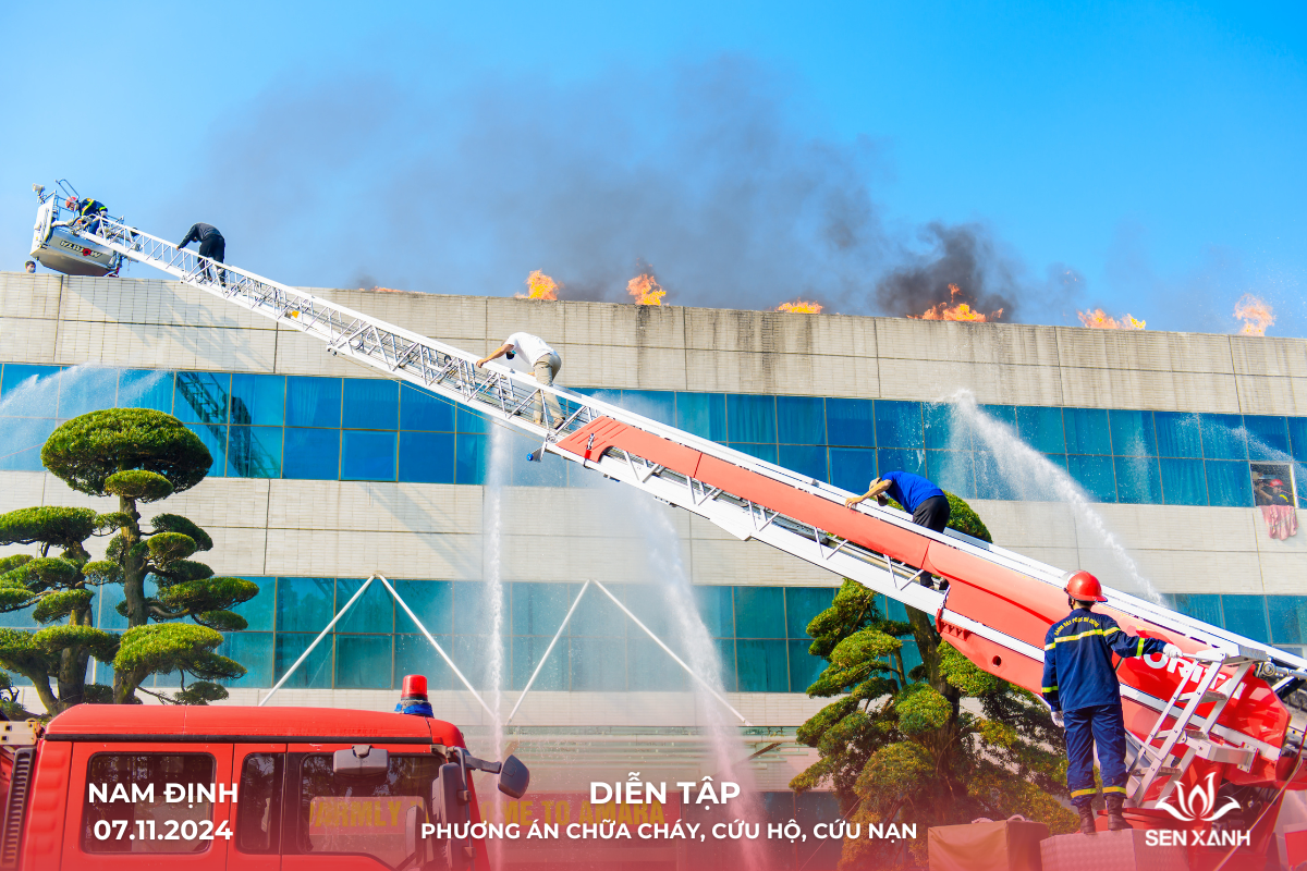 Diễn tập t&igrave;nh huống chữa ch&aacute;y tr&ecirc;n cao tại to&agrave; nh&agrave; văn ph&ograve;ng
