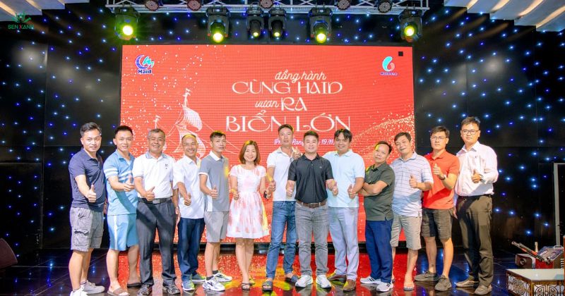 c&aacute;c th&agrave;nh vi&ecirc;n trong c&ocirc;ng ty chụp ảnh lưu niệm