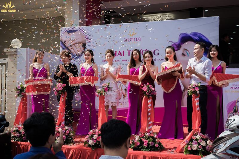 Ch&uacute;c mừng khai trương hồng ph&aacute;t cho hoạt động của spa