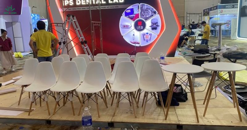 Chuẩn bị bàn ghế eames để tổ chức sự kiện