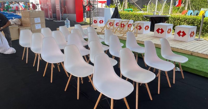 Bàn ghế Eames được thuê để tổ chức sự kiện