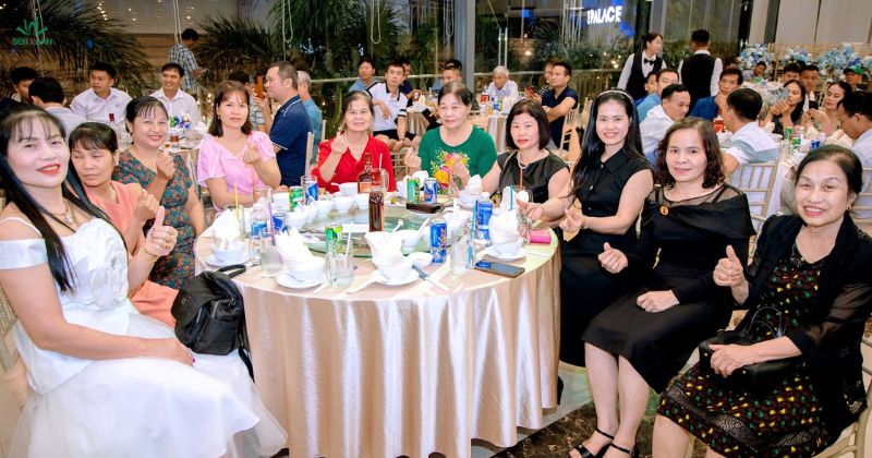 C&aacute;c th&agrave;nh vi&ecirc;n của chuyến tham quan d&ugrave;ng bữa tại nh&agrave; h&agrave;ng