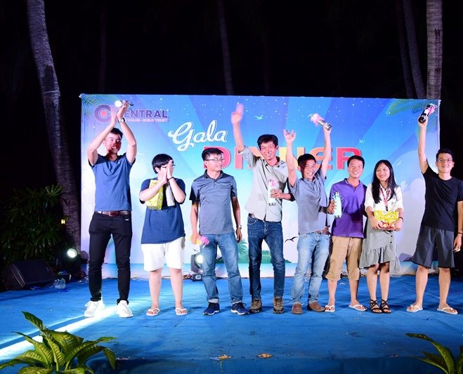 Tiến h&agrave;nh trao thưởng cho đội d&agrave;nh chiến thắng&nbsp;