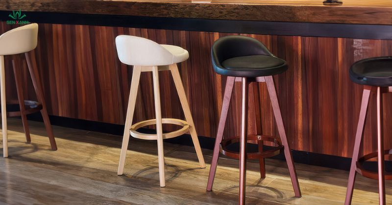 ghế bar c&oacute; ch&acirc;n gỗ 