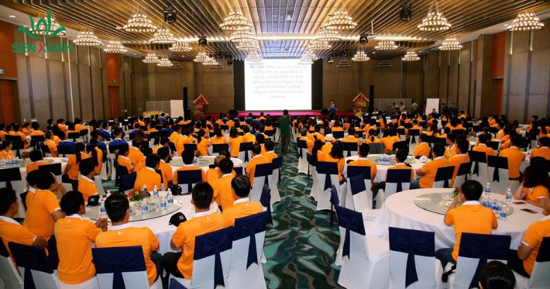 Hội nghị với đông người tham dự